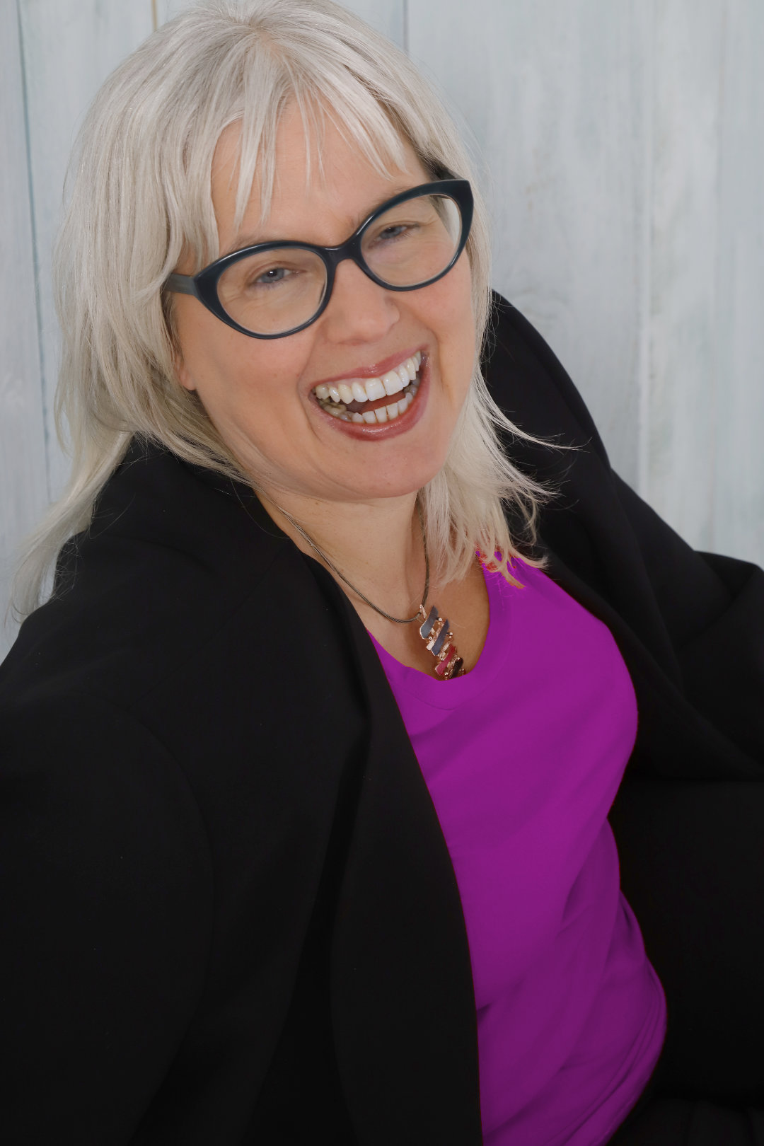 Portrait von Susanne Baumer Lachend mit Blick in die Kamera.